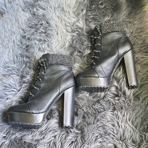 Shoe Dazzle Maysi Heeled Combat Boots in Black Size 9.5 - Picture 3 of 5